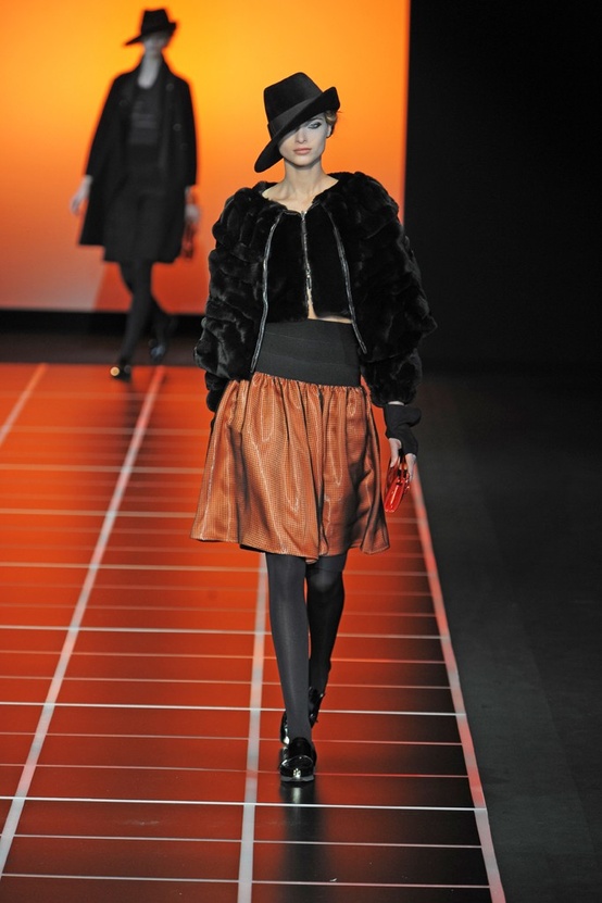 Екстравагантно късо палто кожа Giorgio Armani зима 2012