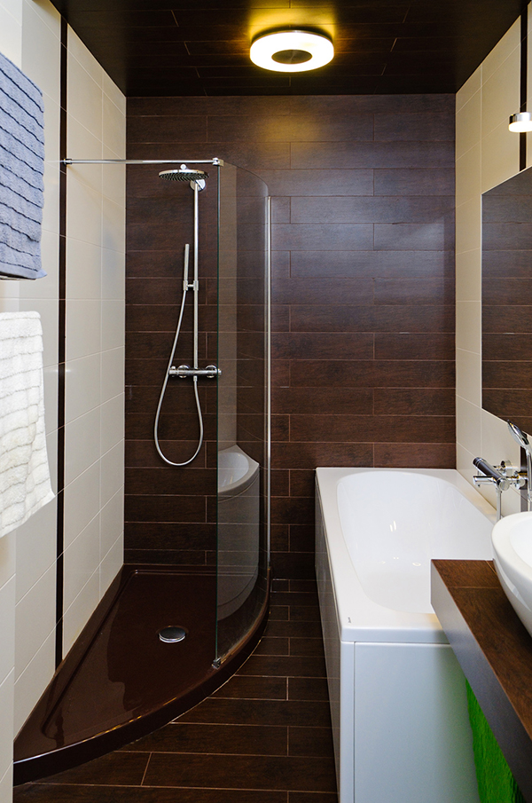 Модерен апартамент в Одеса - баня с душ и вана
