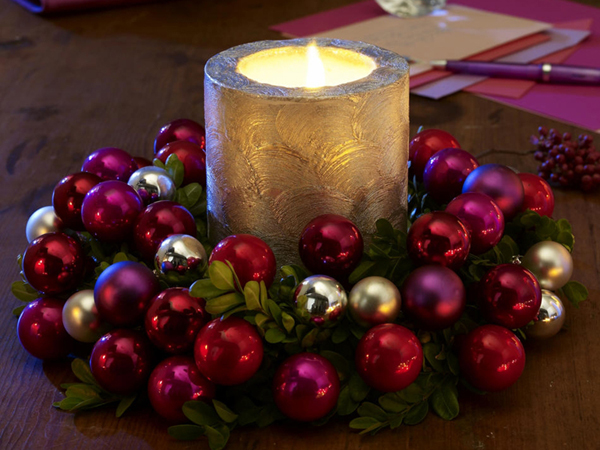 Коледна украса с голяма сребриста свещ и цветни топки