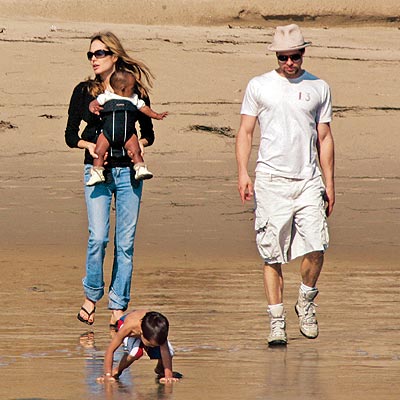 Анджелина Джоли и Брад Пит с детето
