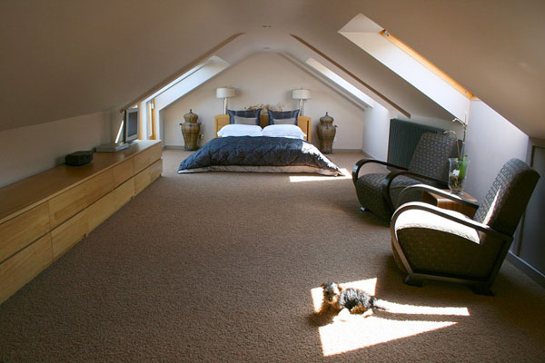 Спалня в мансарда с двустранно скосен таван