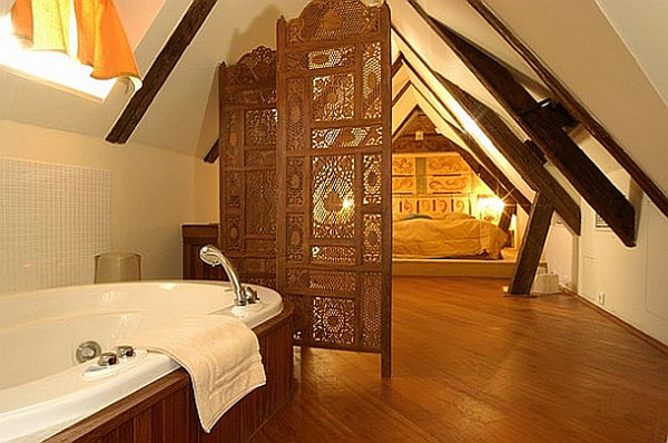 Спалня в мансарда с интериор в ориенталски стил