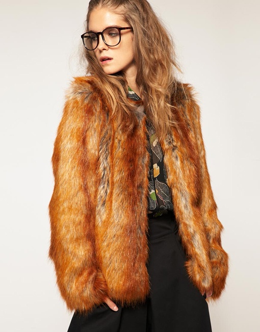 Късо палто цвят лисица