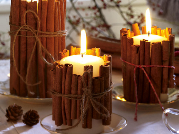 Коледна украса свещи увити в канелени пръчки