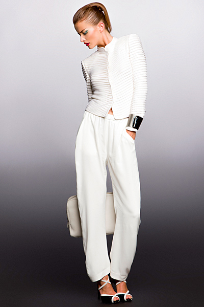 Широк бял панталон и късо сако на райе релеф Giorgio armani Круиз 2013