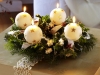Коледна украса с борови клонки и бели свещи топки