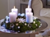 Коледна украса борови клонки и свещи в поднос сребърен