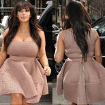 Ким Кардашиян бременна с кремава рокля