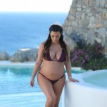 Ким Кардашиян бременна до басейна