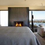 Луксозен апартамент в КАлифорния - спалня с камина