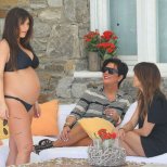 Ким Кардашиян бременна с приятелки