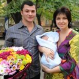 Жени Калканджиева и Тачо с бебето