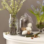 Великденски декоративен ансамбъл - зайче, яйца и живи цветя във ваза