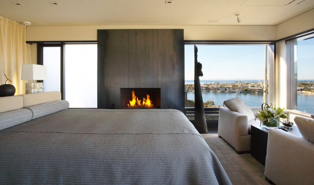 Луксозен апартамент в КАлифорния - спалня с камина