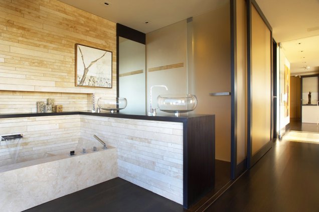 Луксозен апартамент в КАлифорния - баня с вана