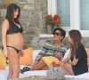 Ким Кардашян по бански и бременна