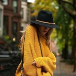 Широк жълт пуловер, комбиниран с прекрасна шапка есен 2015