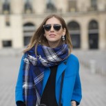 Синьо палто комбинирано с кариран шал
