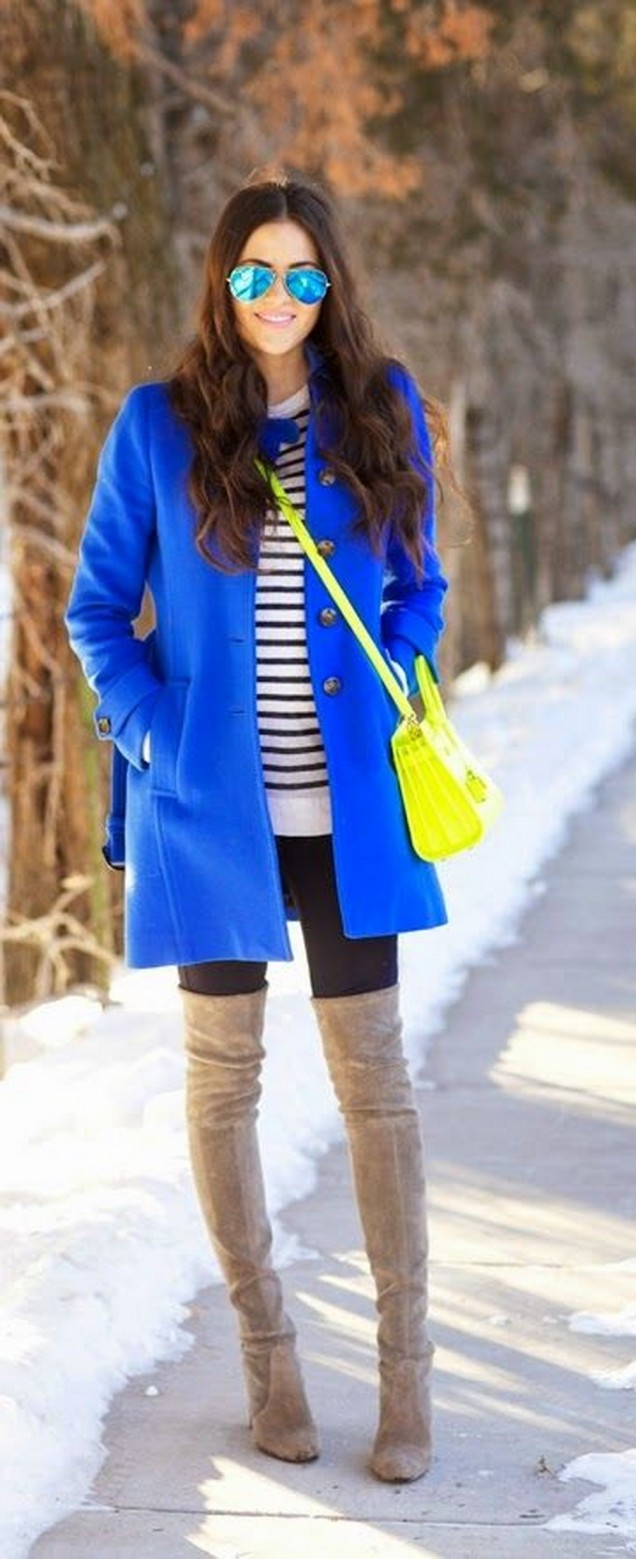 Синьо палто комбинирано с жълта чанта