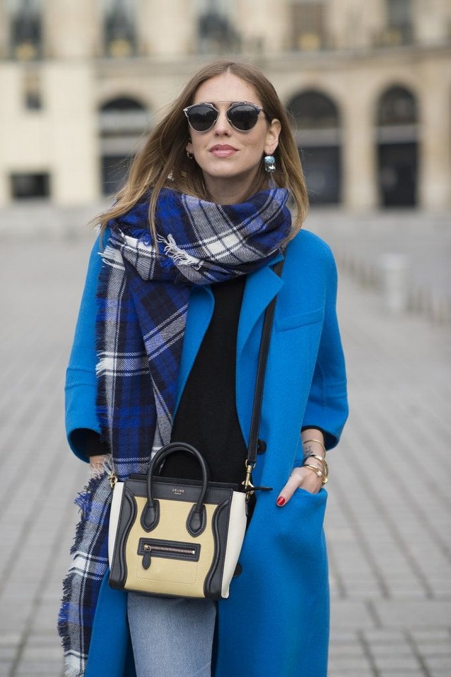 Синьо палто комбинирано с кариран шал