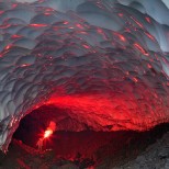 пещера с лед в близост до вулкана Мутновски, Русия