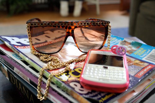 Слънчеви очила с камъни и телефон