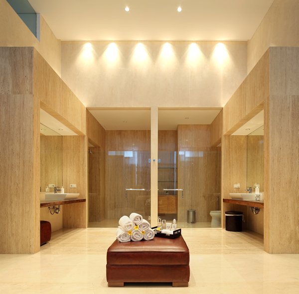 Статик Хаус - луксозна баня с мрамор
