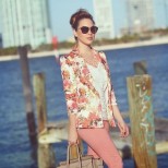 Флорално сако с нежни рози комбинирано с розов панталон пролет 2016