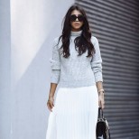 Бяла плисирана пола в комбинация с лек пуловер пролет 2016