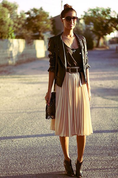 Светла плисирана пола в комбинация с кожено яке лято 2016