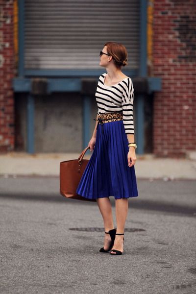 Комбинация със синя плисирана пола и блуза райе лято 2016
