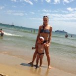 Надя на плажа с дъщеричката си