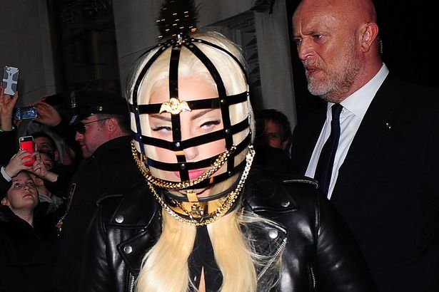 Лейди Гага с клетка на главата