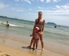 Надя на плажа с дъщеричката си