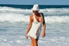 Камелия на плажа с бяла рокличка