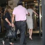 Никол Кидман влиза в хотела с една обувка