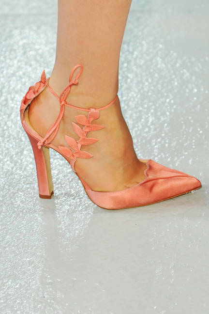 Стилни оранжеви обувки на ток