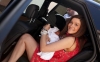 Теди Велинова с бебето си се качва в колата