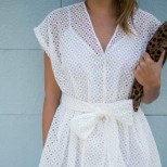 Нежна бяла рокля с панделка лято 2017