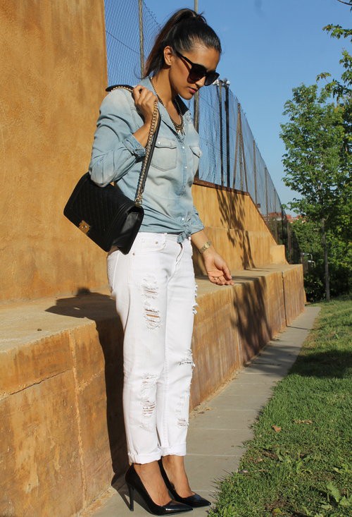 Бели дънки в комбинация с дънкова риза и обувки на  висок ток лято 2017