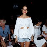 Интересен модел бяла блуза с голи рамене лято 2017