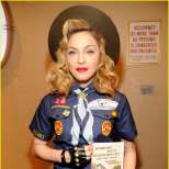 Мадона в бойскаут костюм
