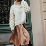 Стилна комбинация от широк пуловер и сатенена рокля зима 2017