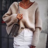 Модерна комбинация от широк пуловер и къса пола зима 2017