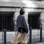 Прекрасна модна комбинация с пуловер и плисирана пола зима 2017