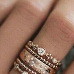 Красив и модерен пръстен от злато с камъчета 2018