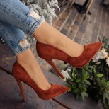 червени велурени обувки