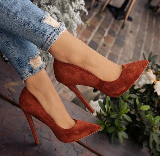 червени велурени обувки