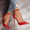 червени обувки с каишка